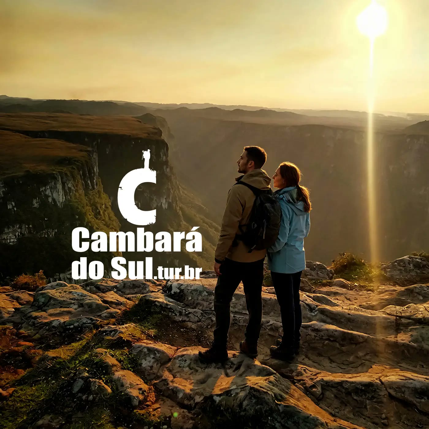 Site de turismo Cambará do Sul: casal observando um cânion ao pôr do sol